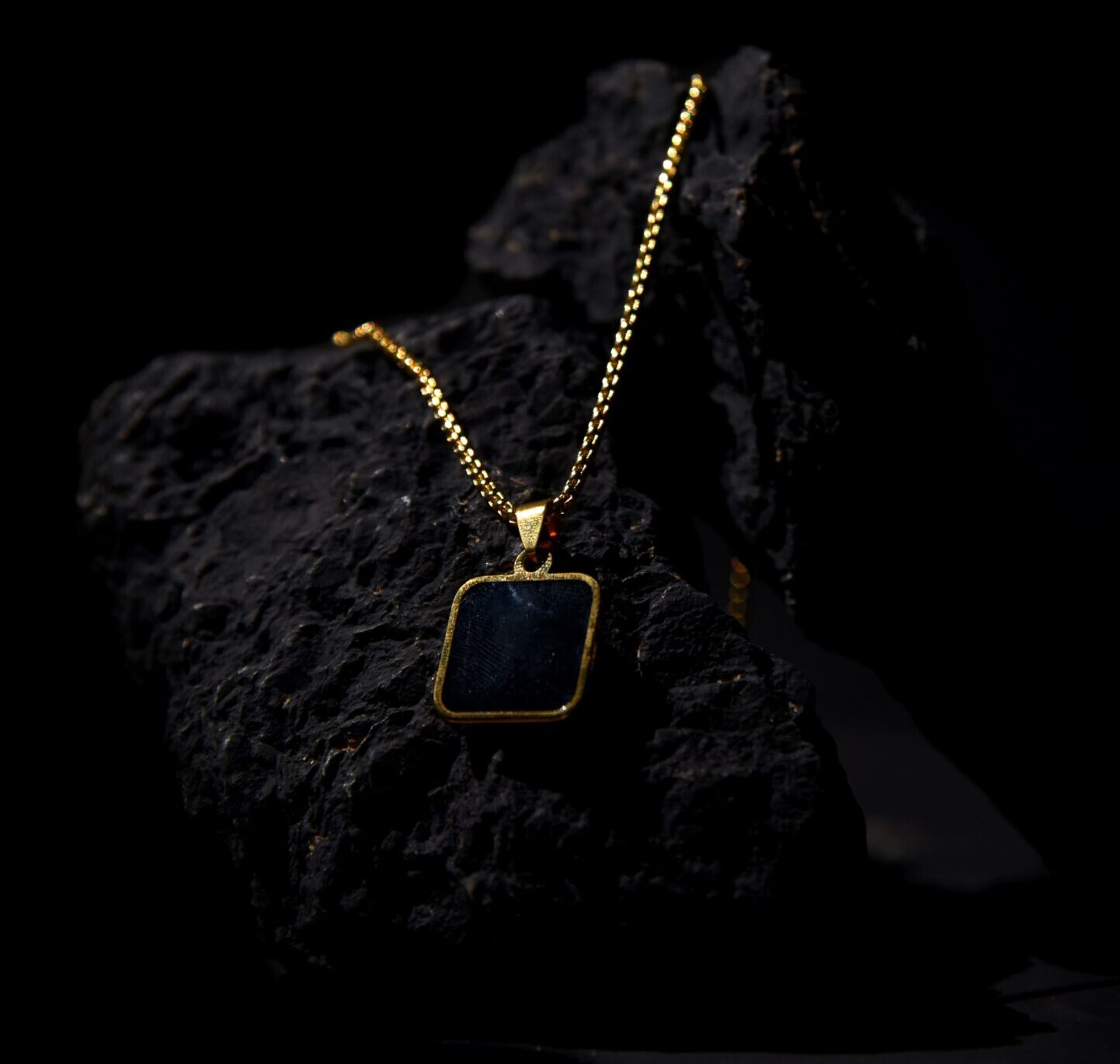 Men’s Gold Square Onyx Pendant Necklace with Round Edges